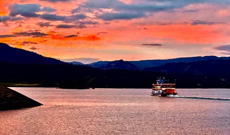 Columbia River Gorge at Cascade Locks - Image 1