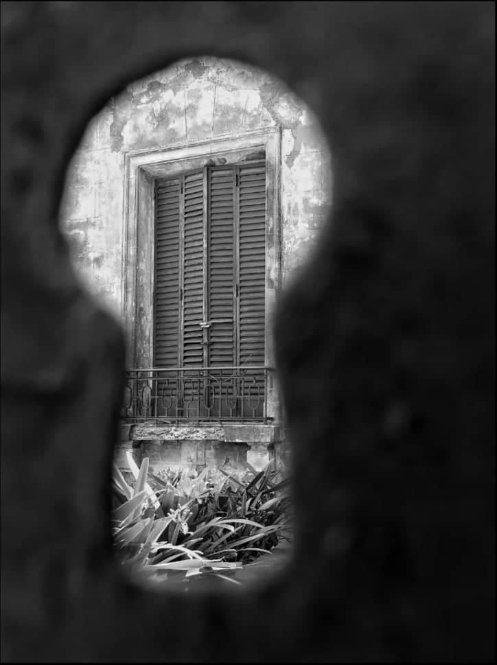 Keyhole View of Caballito Architecture - Image 1