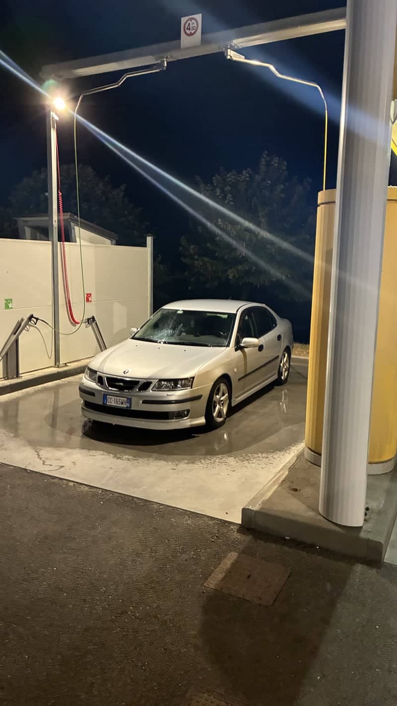 Tortona Night Car Wash - Image 1
