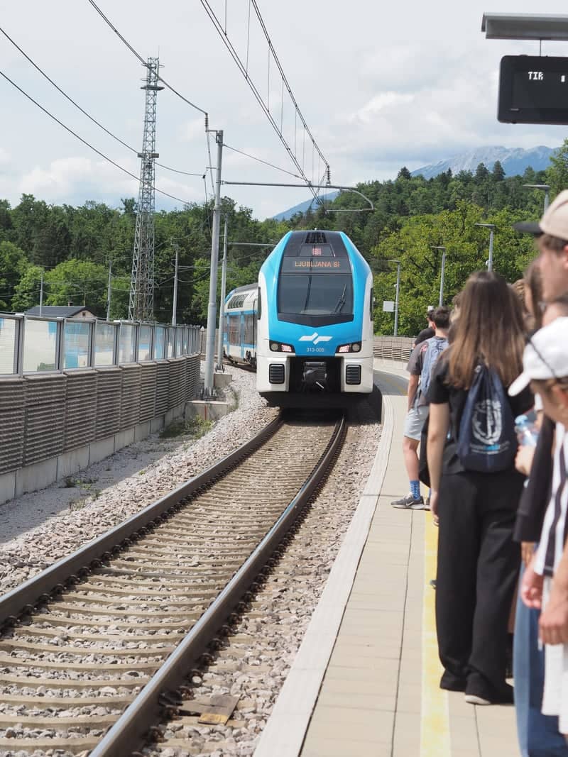 Otoče Railway Station - Image 1